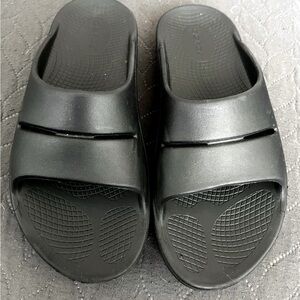 Unisex Oofos black slides